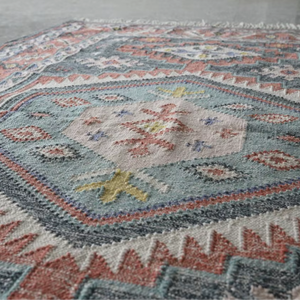 Tapis en fil abstrait PRT fait main, écologique et antidérapant pour salon et chambre à coucher |   Tapis artisanal durable et doux - Product Image 4