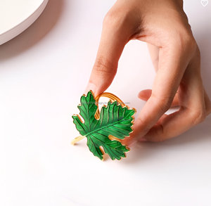 คุณภาพสูงหัตถกรรมโลหะMaple Leaf Designแหวนผ้าเช็ดปากที่กําหนดเองของขวัญหัวเข็มขัดผ้าเช็ดปาก - Product Image 5
