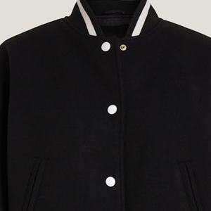 Chaqueta Bomber Urbana Clásica Unisex Negra con Ribete Blanco, Estilo Varsity Extra Grande, Prenda Exterior Icónica de Estilo Urbano Vintage - Product Image 6