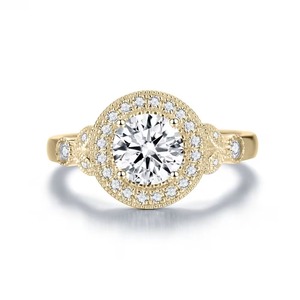 Bague de fiançailles vintage haut de gamme ronde brillante avec diamants de laboratoire F-VS2, monture à griffes en or massif 14K, produit élégant - Product Image 3