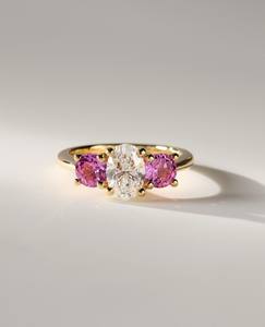 Anillo de tres piedras con diamantes ovalados cultivados en laboratorio y detalles de gemas rosas en oro amarillo/blanco/rosa de 14 quilates - Product Image 1