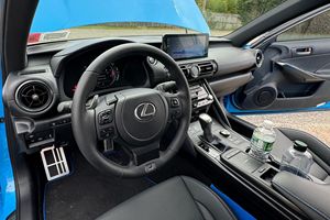 Lexus IS 500 Premium ปี 2024 สภาพดีเยี่ยม เครื่องยนต์ V8 472 แรงม้า รุ่นพิเศษ 1 ใน 150 คัน พร้อมแพ็คเกจตกแต่งพิเศษ ส่วนใหญ่ยังไม่ได้ดัดแปลง - Product Image 4