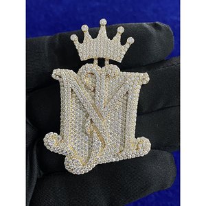Pendentif Couronne SHREYA DIAM de Luxe Plaqué Or avec Moissanite, Lettre Micro-Pavée, Design Givré, Style Hiphop Unisexe, Idéal au Quotidien et pour Anniversaire - Product Image 3
