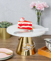 Elégant support à gâteau en marbre de qualité supérieure avec base en métal doré et feuille de métal coulé et motif floral