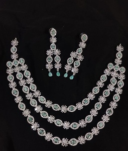 Bijoux de mariée collier et boucles d'oreilles en laiton sertis de diamants américains bijoux pour mariages anniversaires et occasions spéciales - Product Image 1