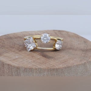 Élégance Intemporelle : Bague en Argent Sterling Plaqué Or avec 3 Pierres de Zircon, Taille Carrée et Ronde, Faite à la Main, Luxe pour Mariage - Product Image 2