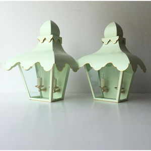 Aplique de Pared Estilo Chinoiserie, Lámpara de Pagoda de Metal Verde Claro con Detalles Dorados, Iluminación Decorativa para Interiores - Product Image 1