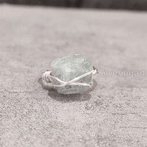 Nueva llegada de joyería de piedra en bruto anillo de mujer aguamarina natural piedra preciosa en bruto marzo piedra natal banda de alambre 925 anillo de plata esterlina - Product Image 1