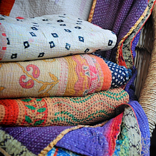 Vintage Kantha yorgan geri dönüşümlü atmak Bohemian yatak örtüsü yatak battaniyesi geleneksel yatak örtüsü hint el yapımı pamuk Sari yorgan