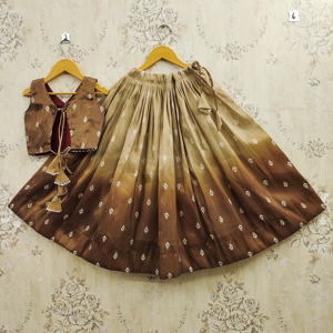 ชุดเลเฮนกาโชลีเด็กยาวคลุมพื้นผ้าโพลีเอสเตอร์พร้อมผ้าคลุมไหล่ ยี่ห้อโชรยัม แฟชั่น |   ชุดพิมพ์ลายดิจิทัลสีน้ำตาลกาแฟสำหรับเด็กผู้หญิง - Product Image 4