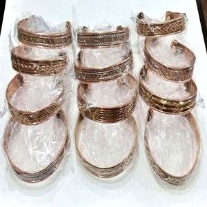 Bracelets de manchette en laiton d'aimant de mode de dames d'approvisionnement en gros disponibles au prix d'exportation du fabricant indien. - Product Image 1