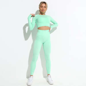 Ensemble de sport cinq pièces uni pour femme : haut court à manches longues, soutien-gorge de sport, leggings taille mi-haute et shorts - Product Image 3