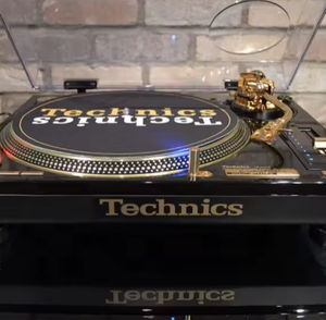 Профессиональный DJ-проигрыватель Technics SL-1200GLD Limited Edition с прямым приводом, покрытый 24-каратным золотом, портативный, с объемным звуком и USB-подключением - Product Image 1