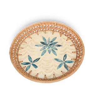 Plato Clásico Bohemio de Nácar con Borde de Ratán Hecho a Mano para Servir en Mesa y Decoración de Interiores, de Vietnam - Product Image 1