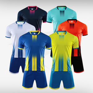 Camiseta de fútbol de calidad tailandesa personalizada al por mayor y conjuntos de ropa de fútbol populares de sublimación de poliéster 100% de color degradado corto - Product Image 2