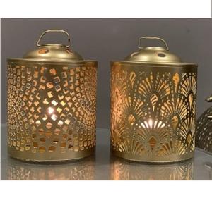 Lanterne porte-bougie artisanale de luxe de grande taille avec verre bleu brillant pour cafés et salles d'étude élégantes - Product Image 3