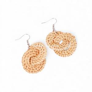 Boucles d'oreilles en rotin faites à la main en fibre naturelle, élégantes, accessoires de bijoux tissés du Vietnam - Product Image 3