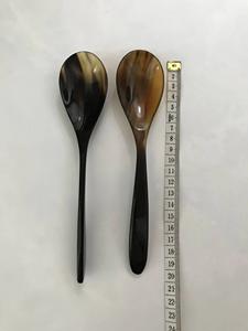 Cuillère en corne de buffle naturelle, fabriquée à la main et polie, parfaite pour servir des épices, des condiments ou pour une utilisation décorative sur la table, de haute qualité - Product Image 5