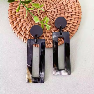 Pendientes de Perlas con Forma de Mariposa, Diseño Moderno y Elegante, Hechos a Mano, de Lujo, para Mujer - Product Image 1