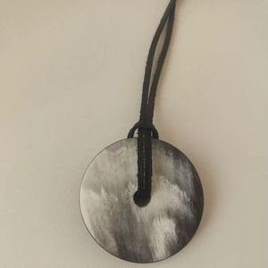 Collier pendentif en corne de buffle, bijoux tribaux naturels et durables pour femmes, haute qualité - Product Image 1
