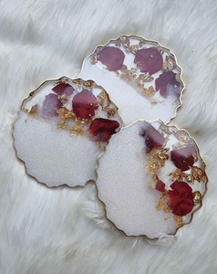 Juego de 4 Posavasos de Resina con Inspiración Clásica Vintage con Flores de Encaje Incorporadas Ecológicos para un Aspecto Clásicamente Antiguo - Product Image 3