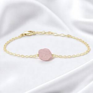 Pulsera de cadena de eslabones de pulseras de plata 925 con dijes chapadas en oro con piedra de nacimiento de cuarzo rosa crudo - Product Image 1