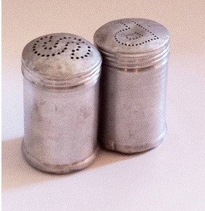 Juego de sal y pimienta de latón artesanal finamente detallado para decoración de estilo antiguo y colección de accesorios de cocina étnica - Product Image 4