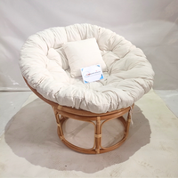Chaise Papasan bohème ultra-pelucheuse fabriquée à la main avec cadre en rotin naturel et coussin rond pour le salon ou l'appartement.