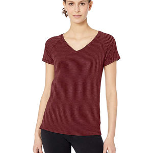 Camiseta minimalista para mujer con diseño limpio, tela elástica cómoda, ideal para mujeres a la moda y para uso diario. - Product Image 4