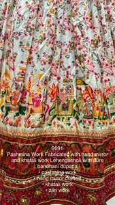 Hermoso Lehenga Choli y Pure Bandhani Dupatta con espejo de mano y trabajo Khatali - Product Image 4