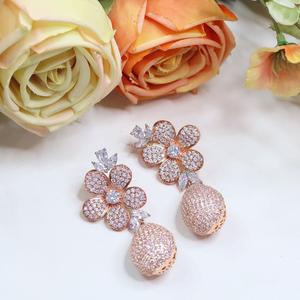 Aretes Modernos de Alta Calidad Chapados en Oro Rosa para Mujer, Ideales para Looks de Noche y Bodas - Product Image 1