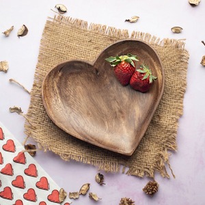Belles assiettes en bois d'acacia en forme de coeur pour mariage plat à dessert en bois fait à la main fabriqué au Vietnam - Product Image 5