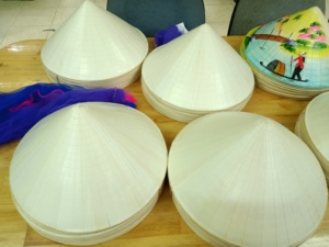 Sombrero cónico pintado con bordado de arte tradicional de Vietnam, sombrero cónico en forma de pirámide con correas, sombrero cónico de hoja de palma de varios tamaños - Product Image 3