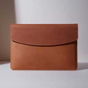 Funda clásica de cuero genuino para portátil, duradera, diseño Retro hecho a mano para viajes de trabajo y profesionales de oficina - Product Image 1