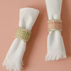 Rond de serviette en rotin de ferme avec détail élégant tissé à la main pour des présentations de table à manger éclectiques - Product Image 1