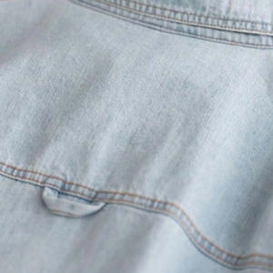 Camisa vaquera de algodón lavado para mujer que ofrece un ajuste relajado y elegante comodidad diaria - Product Image 4