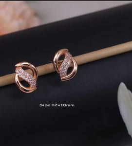 Boucles d'oreilles tendance modernes en acier inoxydable plaqué or avec motif torsadé et zircon pour femmes, idéales pour les soirées - Product Image 1