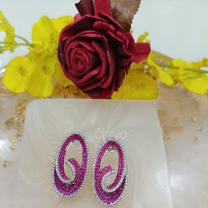 Pendientes de Diseño con Acabado Plateado de Alta Calidad y Piedras de Circonita Cúbica, Colección para Bodas y Fiestas, para Mujeres y Niñas - Product Image 1