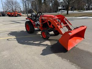 Tractor Kubota LX2610 4x4 Equipado con Cargador Frontal, Ideal para Tareas Agrícolas, Desbroce de Terrenos y Manipulación de Materiales - Product Image 2