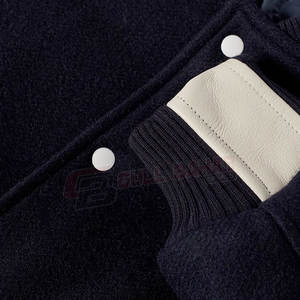 Chaqueta universitaria personalizada para hombre con logotipo bordado y cuello alto con iniciales para el estilo de la calle principal de invierno - Product Image 3