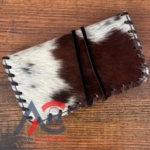 Pochette à tabac luxueuse en cuir de vachette 100% personnalisée en gros Pochettes en cuir véritable fait à la main pour fumer des herbes et rouler le tabac - Product Image 1