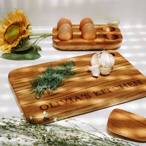 Planche à fromage en teck gravée avec un design personnalisé, service de qualité supérieure pour le fromage, les fruits, idéal pour offrir en cadeau, pour les repas et les événements - Product Image 2