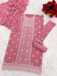 Hermoso Salwar Kameez de estilo pakistaní con intrincados adornos y tela fina, ideal para bodas y ocasiones especiales - Product Image 2