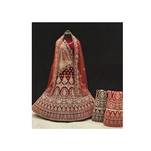 Elegante Lehenga Choli de terciopelo con intrincado bordado y blusa de diseñador para ceremonias de boda de la India - Product Image 1