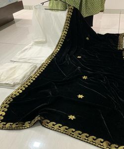 Complétez votre ensemble avec nos robes en pierre, avec des motifs complexes et des couleurs vibrantes pour un look hors concours. - Product Image 4