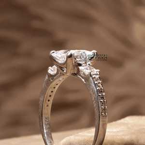 Princesa y diamante de corte redondo solitario con acento anillo de compromiso para mujer - Product Image 6