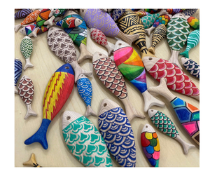 Pescado de madera ecológico de artesanos de Vietnam: pez de madera vibrante, pintado a mano para venta al por mayor, listo para enviar en grandes cantidades - Product Image 2