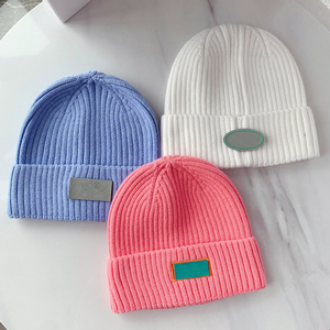 Vente en gros de haute qualité Bonnet en tricot unisexe à carreaux personnalisés Chapeaux d'hiver de voyage - Product Image 4