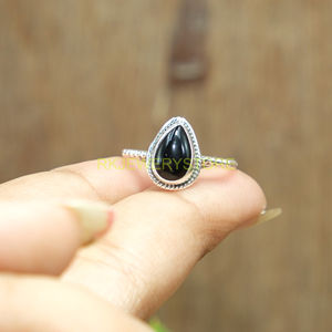 Bague en onyx noir, bague en argent sterling 925, bague en pierre noire, bague de fiançailles minimaliste faite à la main pour femmes, cadeau de Noël - Product Image 5