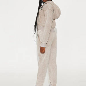 Traje de jogging con bolsillos laterales Traje Último diseño Chándal recortado de tela suave con capucha con cremallera Conjunto Colores y tamaños personalizados - Product Image 5